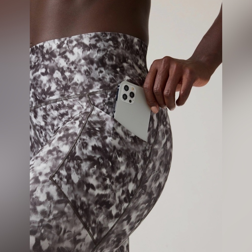 Athleta Salutation Stash 7/8 Tight - Picture 3 of 7